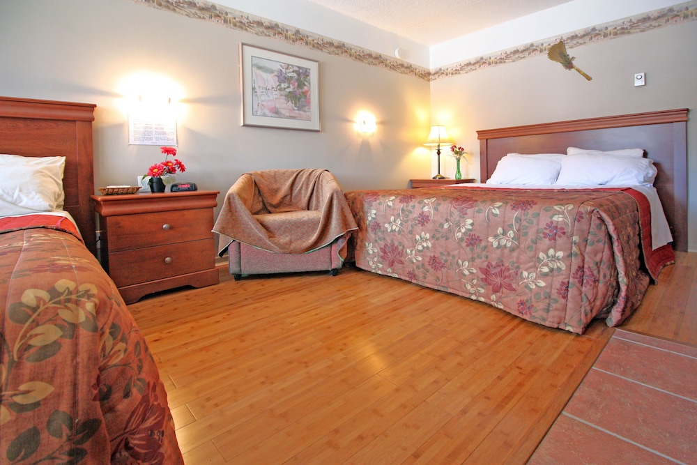 Traditional Room, Fireplace, Mountain View photo 2