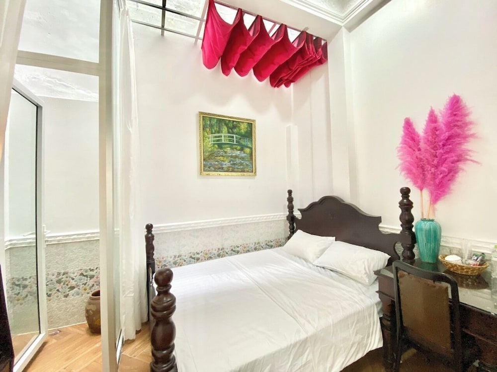 Comfort Studio, 1 Queen Bed, Private Bathroom, City View