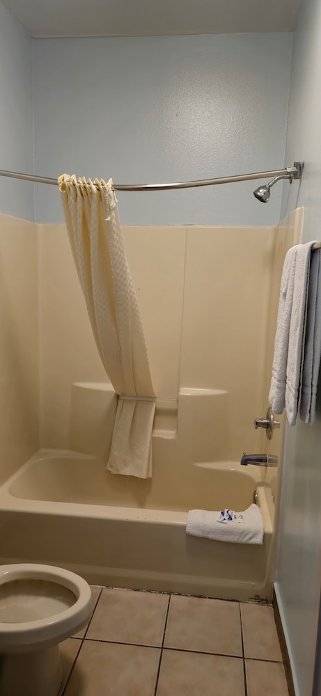 Deluxe Room, 1 King Bed, Non Smoking, Refrigerator & Microwave - Photo 25