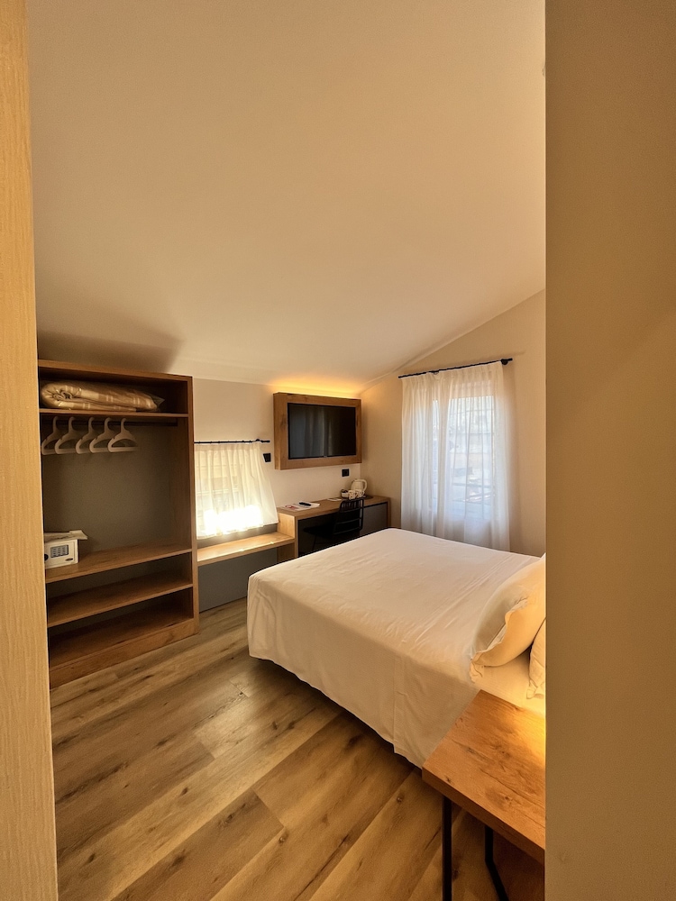 Basic Room, 1 Large Twin Bed photo 2