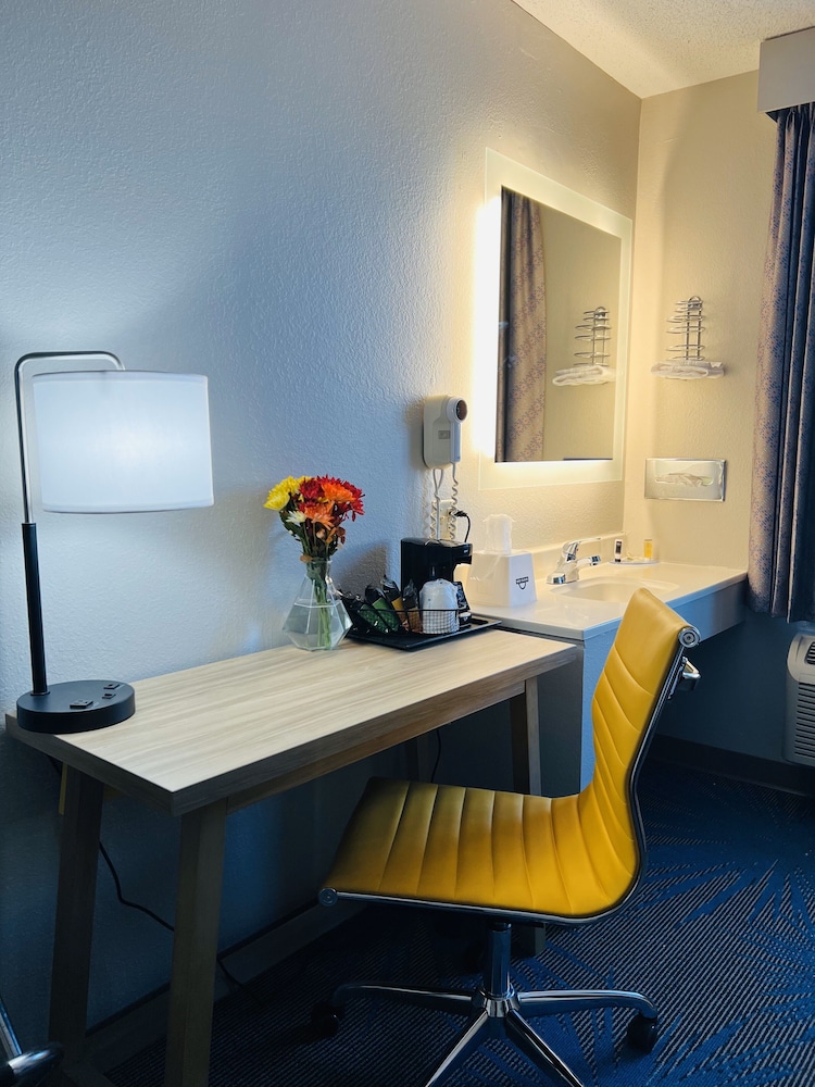 Standard Room, 1 King Bed photo 3