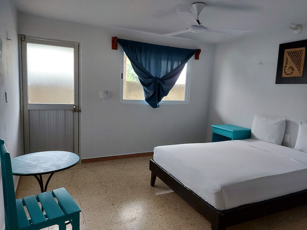 Economy Single Room, Multiple Beds, Private Bathroom photo 2