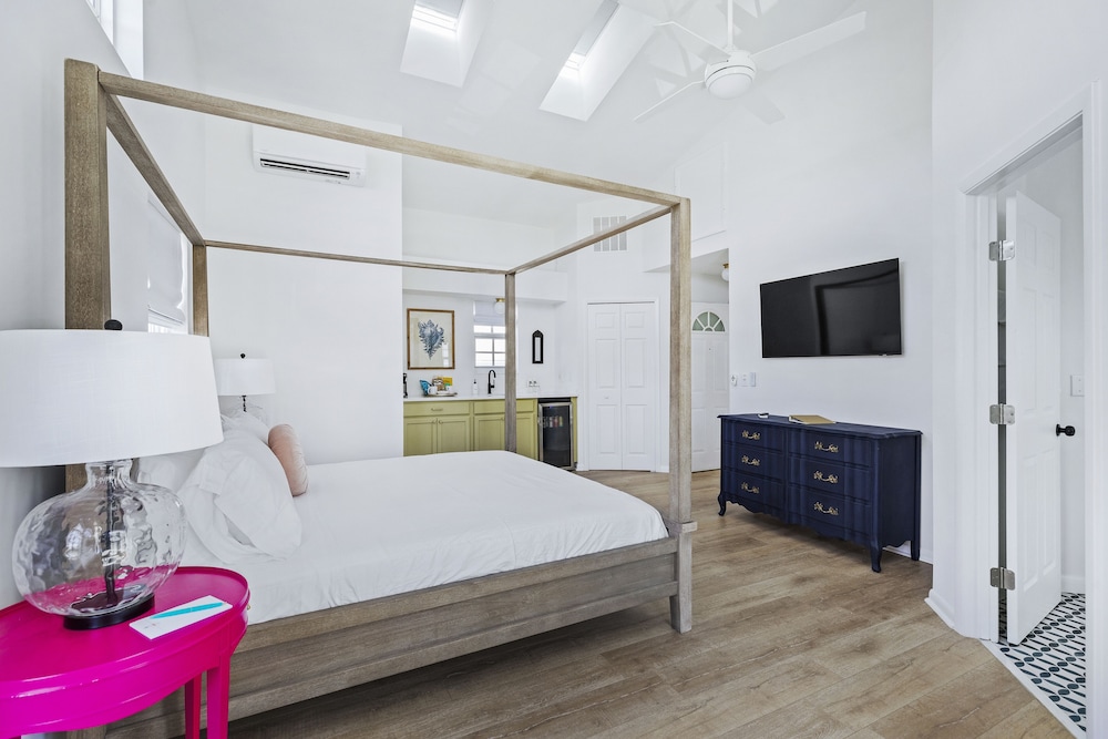 Signature Studio Suite, 1 King Bed, Balcony, Partial Ocean View (Pet Friendly) photo 2