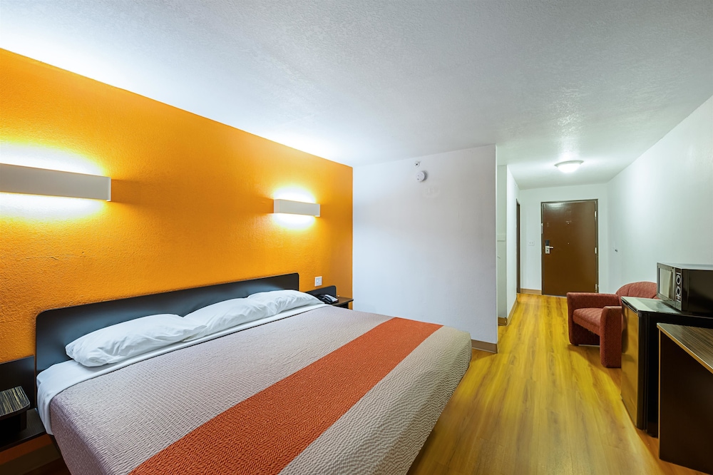 Deluxe Suite, 1 King Bed, Accessible, Smoking photo 1