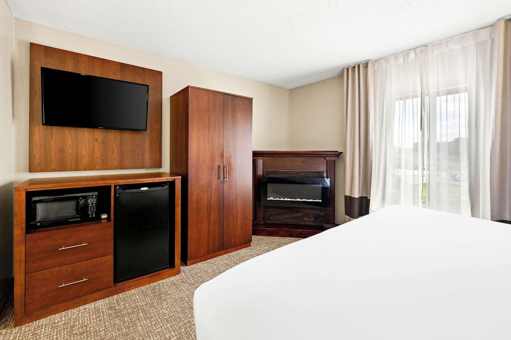 Suite, 1 King Bed with Sofa bed, Non Smoking - Photo 7