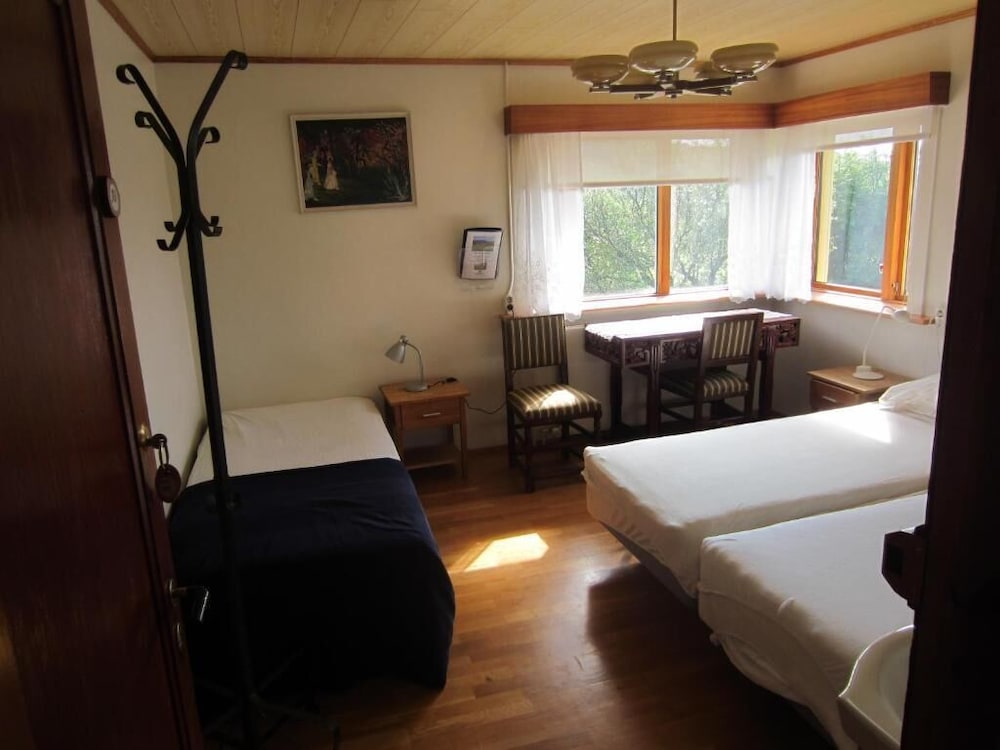 Family Room, Shared Bathroom photo 2