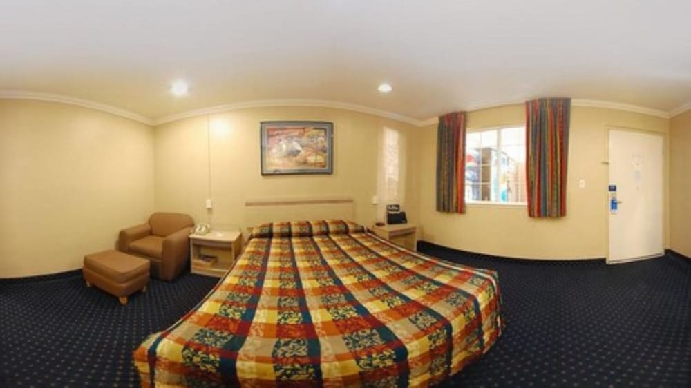Standard Suite, 1 King Bed, Non Smoking photo 3