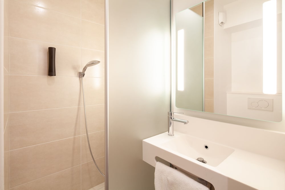 Double Room, Mobility Accessible thumbnail 6