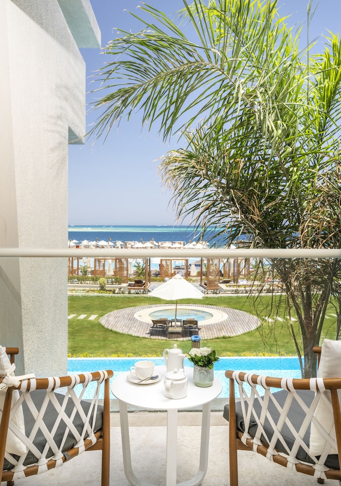 Deluxe Suite, 1 King Bed, Sea View (Lagoon) photo 3