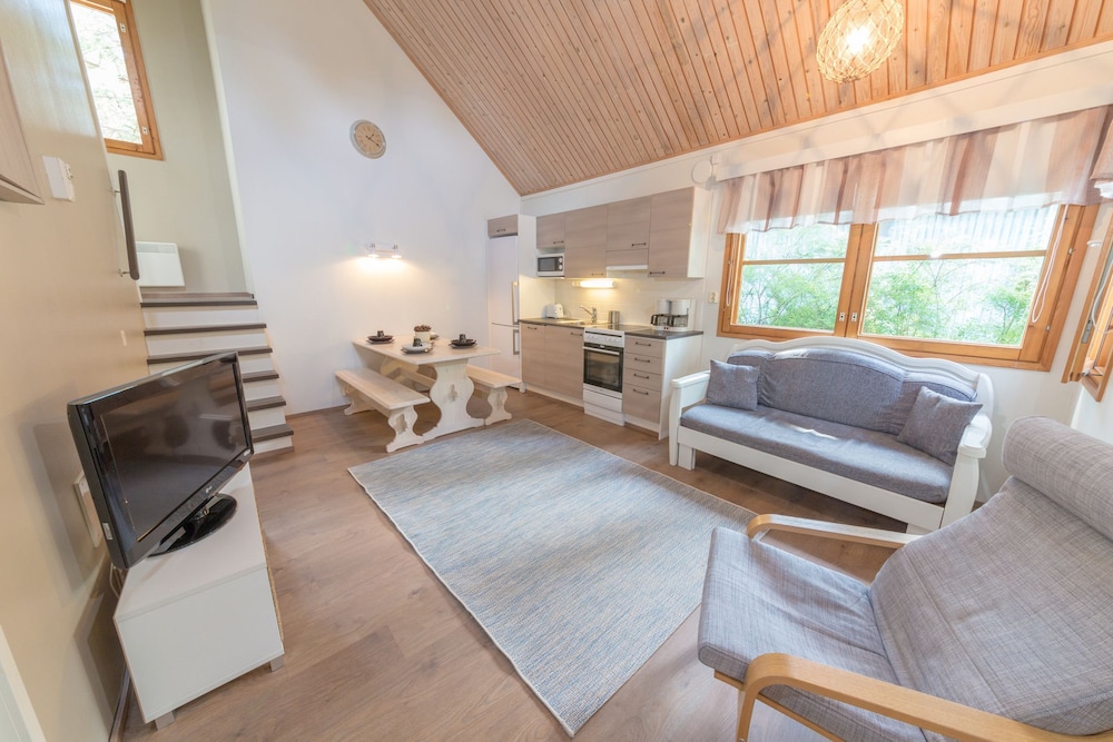Cottage, multiple beds (5-6 Adults) - Photo 7