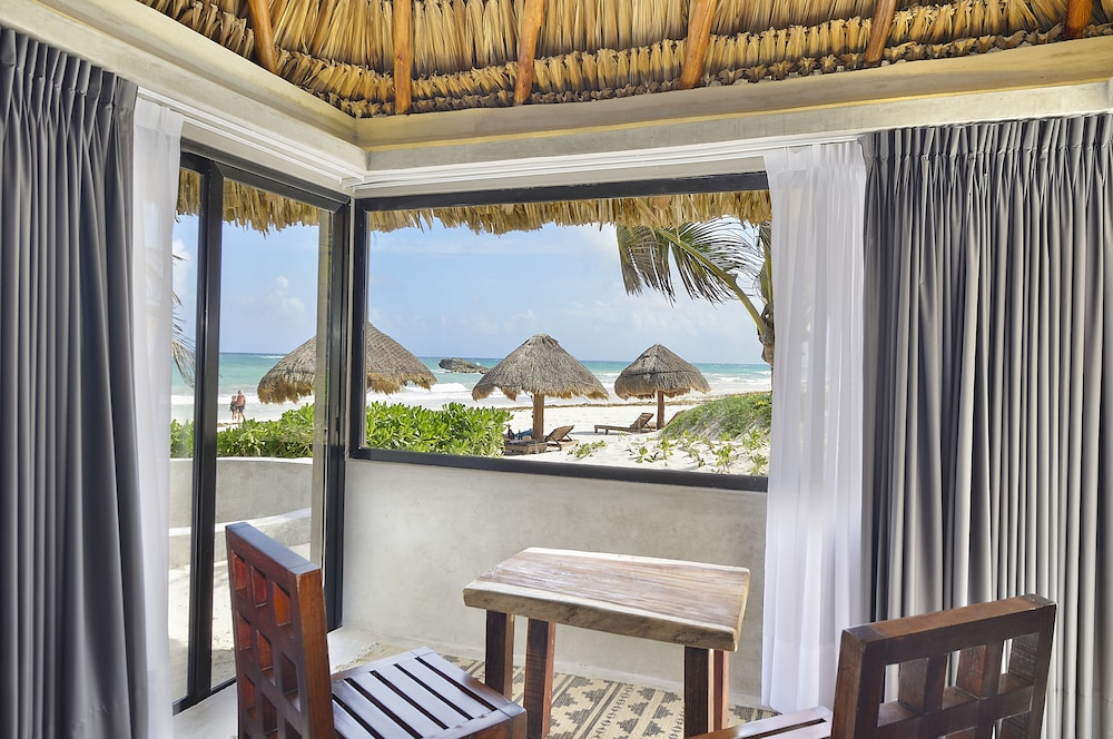 Suite Oceanfront Two Double Beds