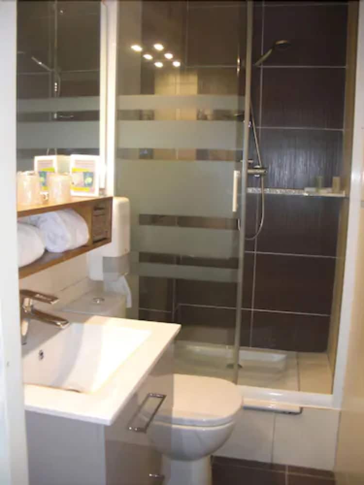 Classic Double or Twin Room, Pool Access, City View photo 3
