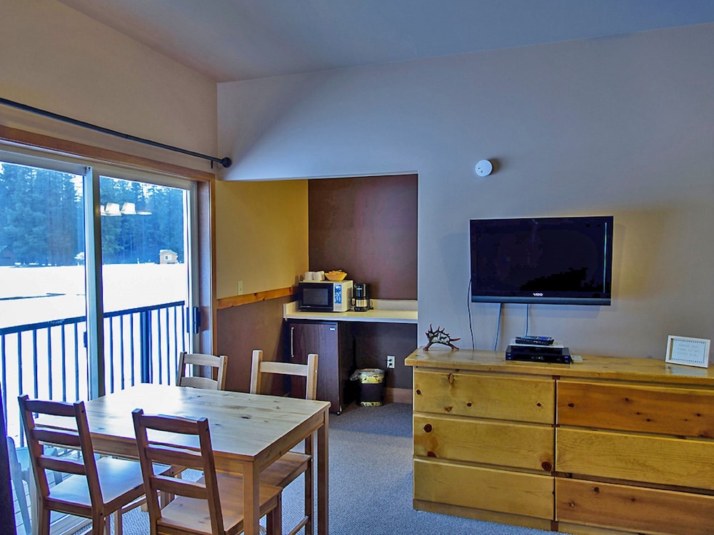 Studio, Kitchenette (No Pets, Linens Included) photo 3