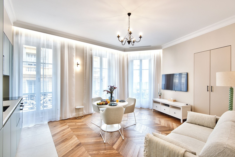 102 Apartment, 1 queen bed and 1 sofa bed, city view