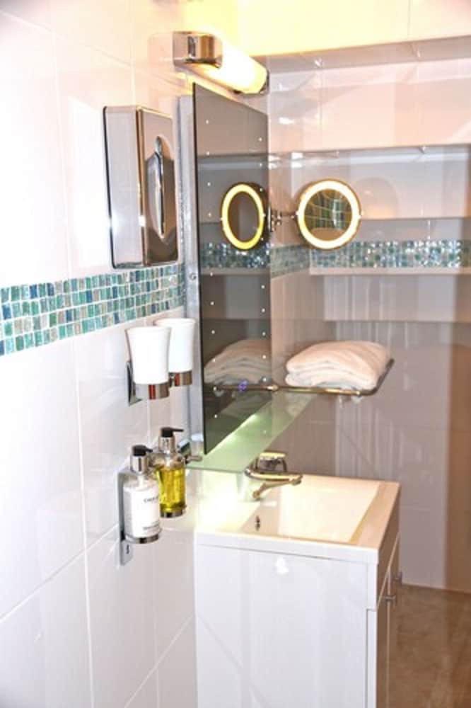 Standard Suite, Private Bathroom photo 3