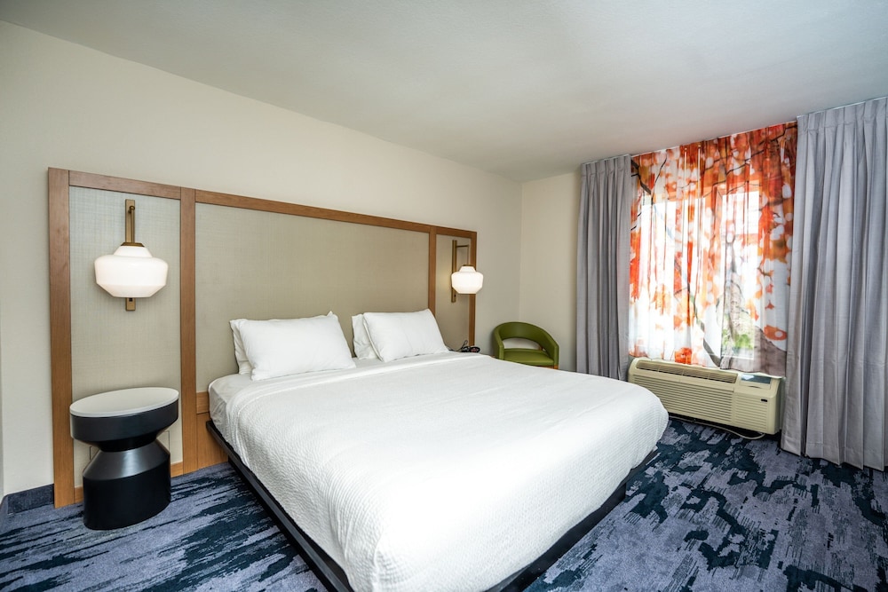 Room, 1 King Bed (Mobility/Hearing Accessible, Tub) - Photo 1