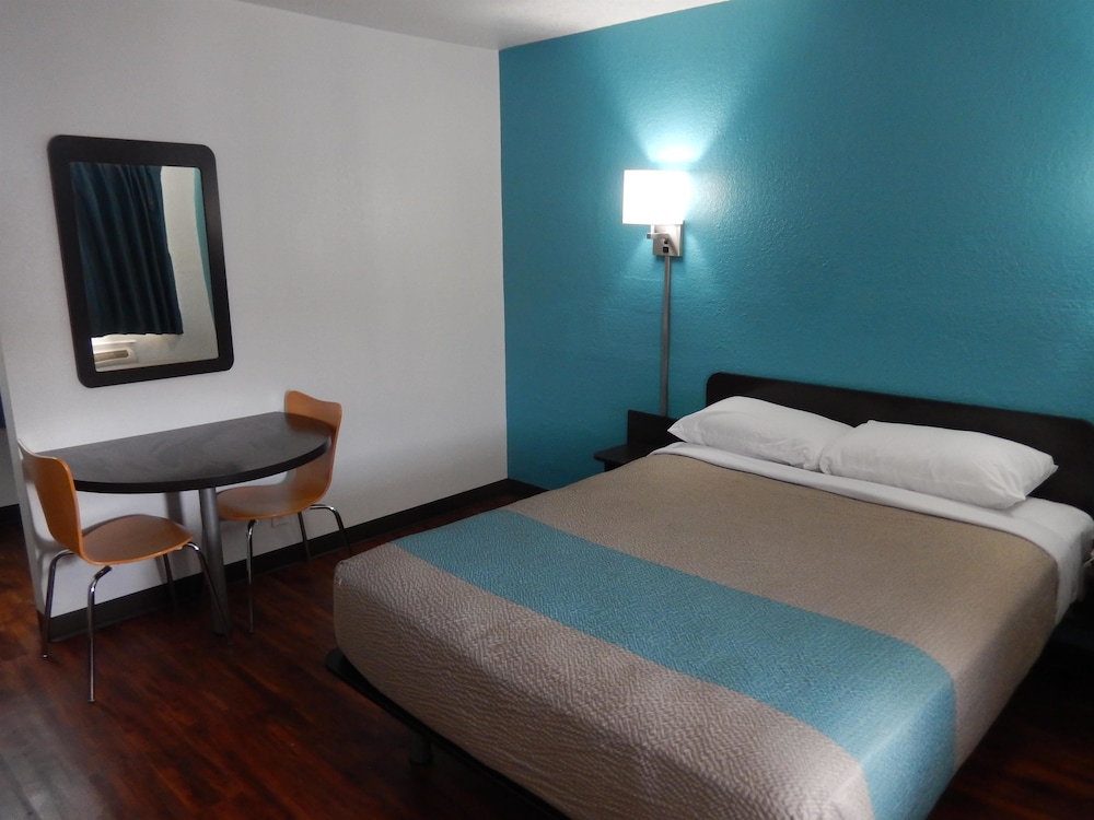 Standard Room, 1 Queen Bed, Non Smoking, Refrigerator & Microwave - Photo 3
