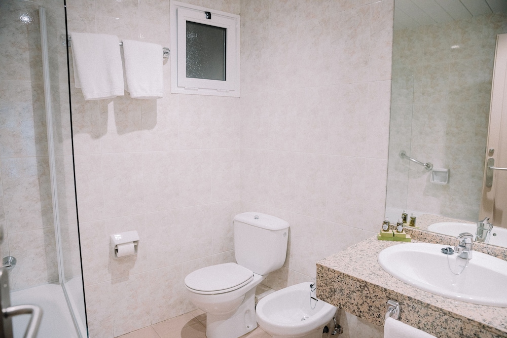 Standard Double Room - Photo 8