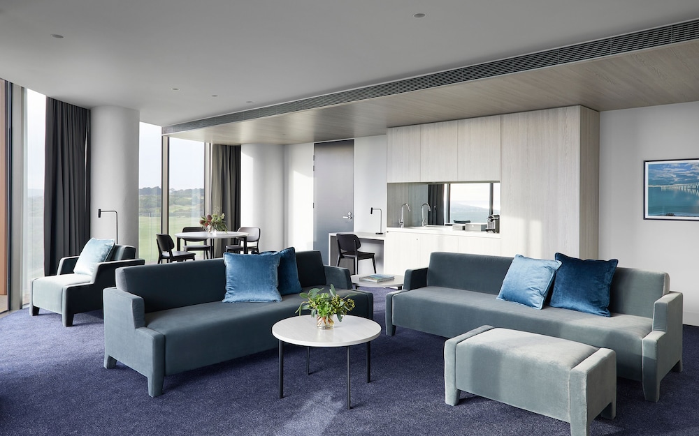 Peninsula Suite photo 2