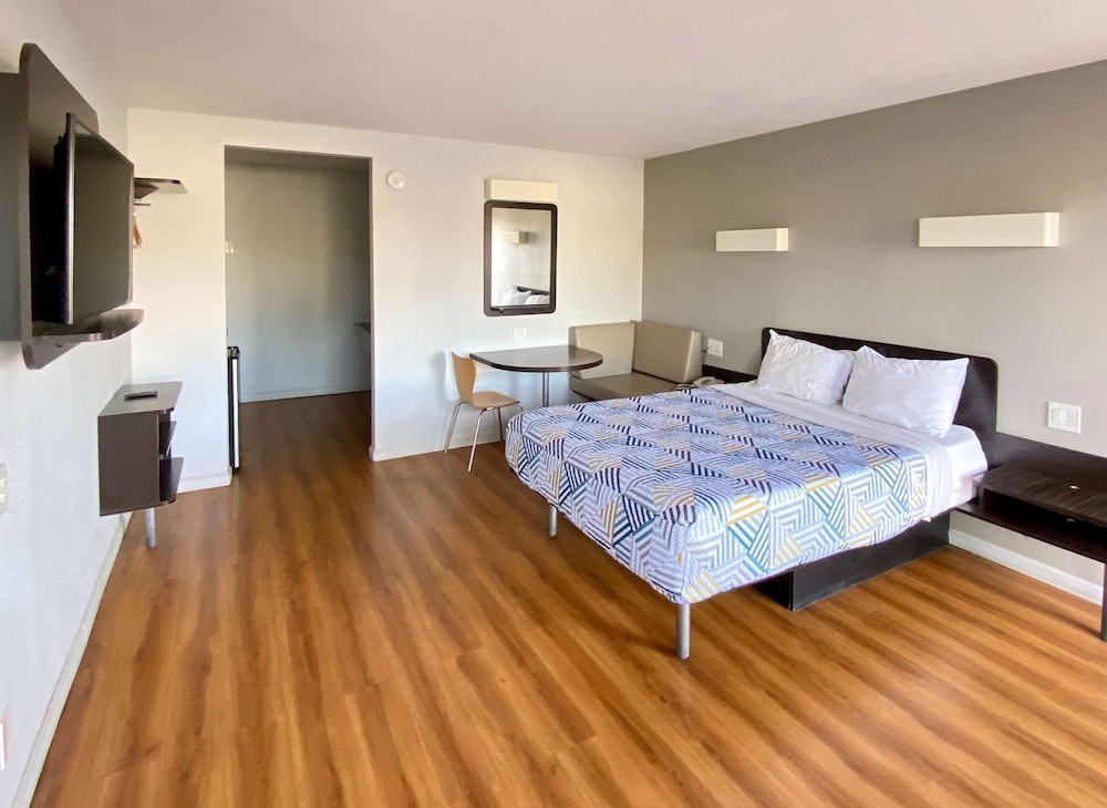 Deluxe Room, 1 Queen Bed, Non Smoking, Refrigerator & Microwave - Photo 3