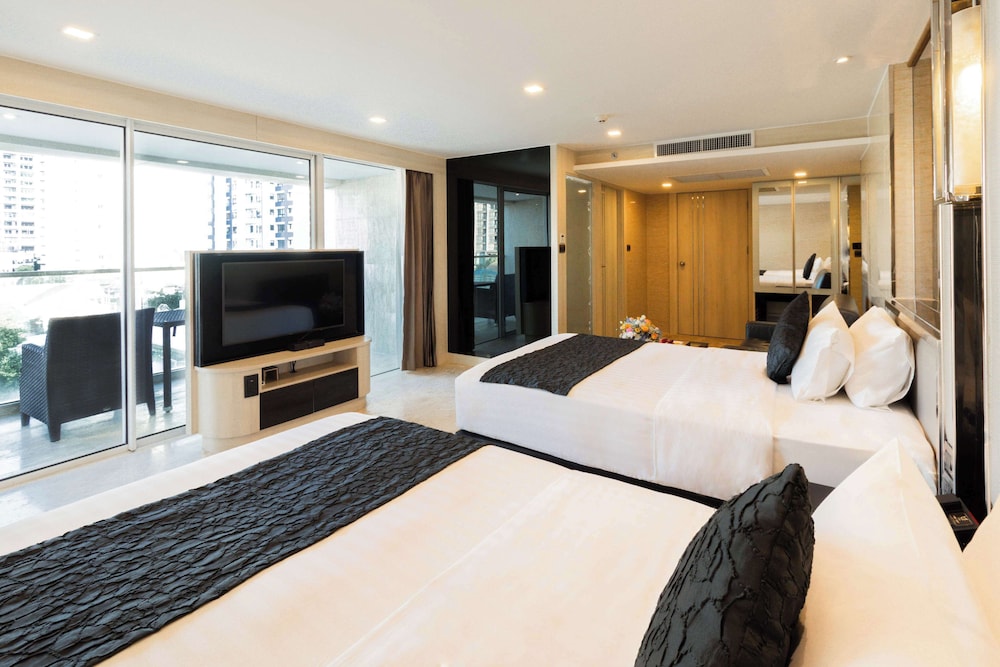 Junior Suite, 2 Twin Beds, Balcony, City View (Living Room) photo 3