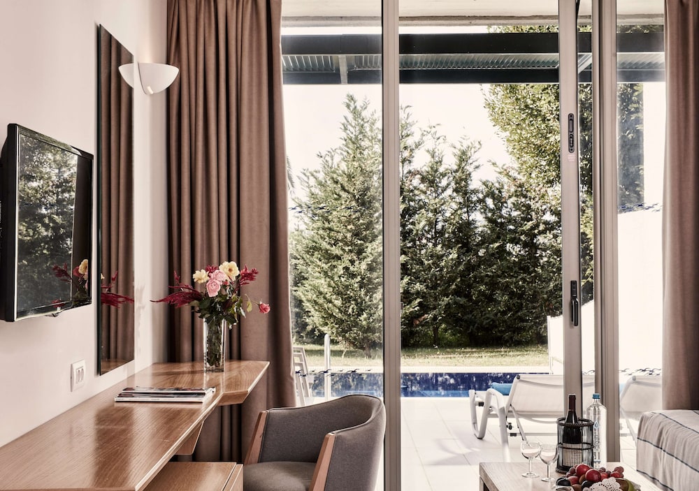 Room, Private Pool, Garden View (Main Building) - Photo 5