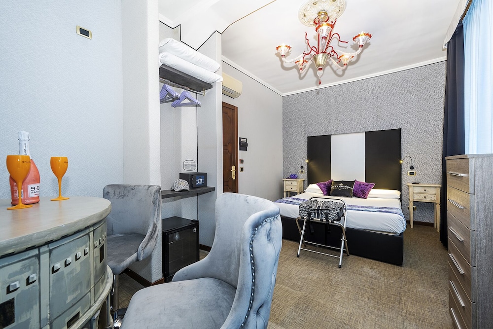 Deluxe Double Room, Jetted Tub - Photo 4