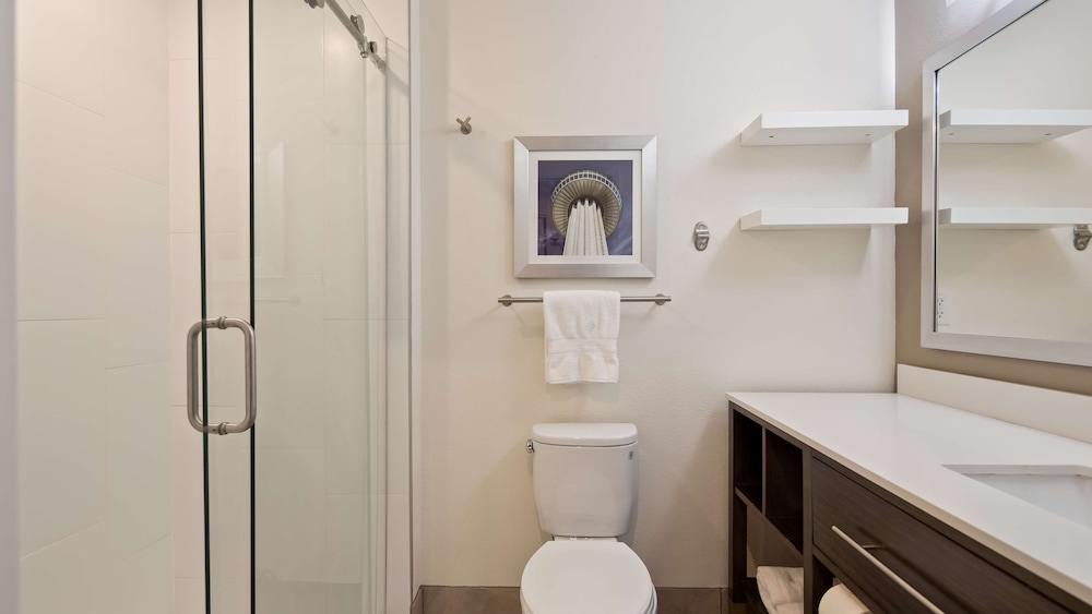 Suite, 1 King Bed, Non Smoking, Refrigerator & Microwave (Shower Only) photo 2