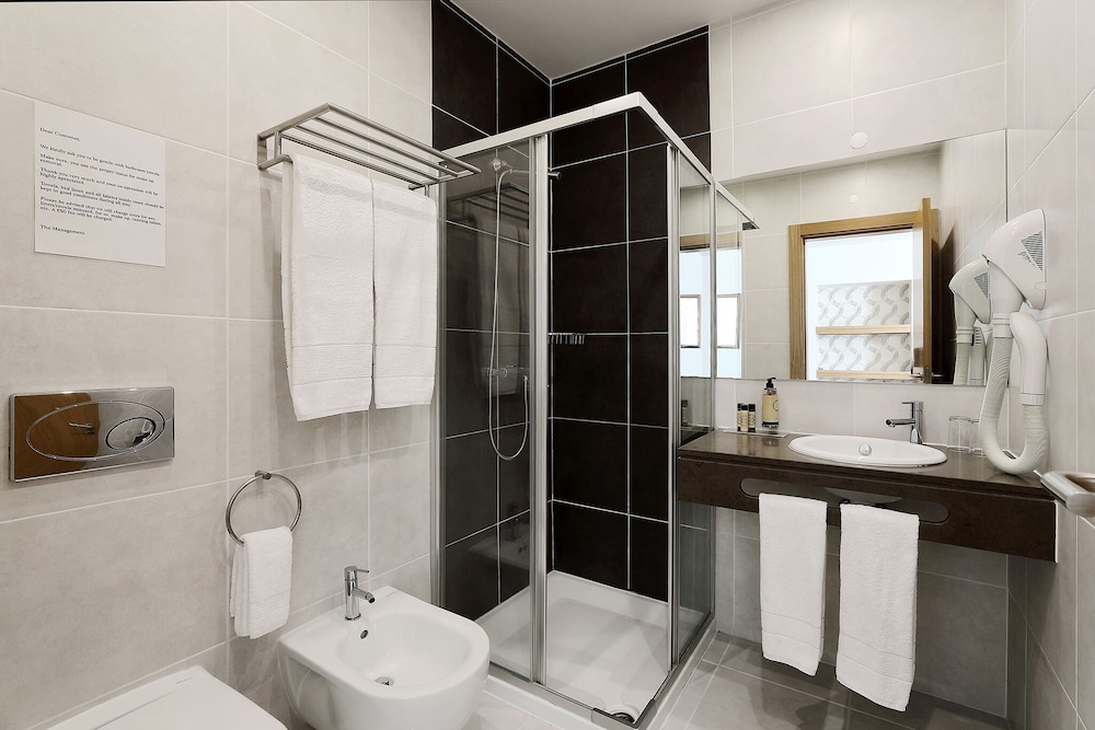 Twin Room, Street View (either basement or ground floor) photo 3
