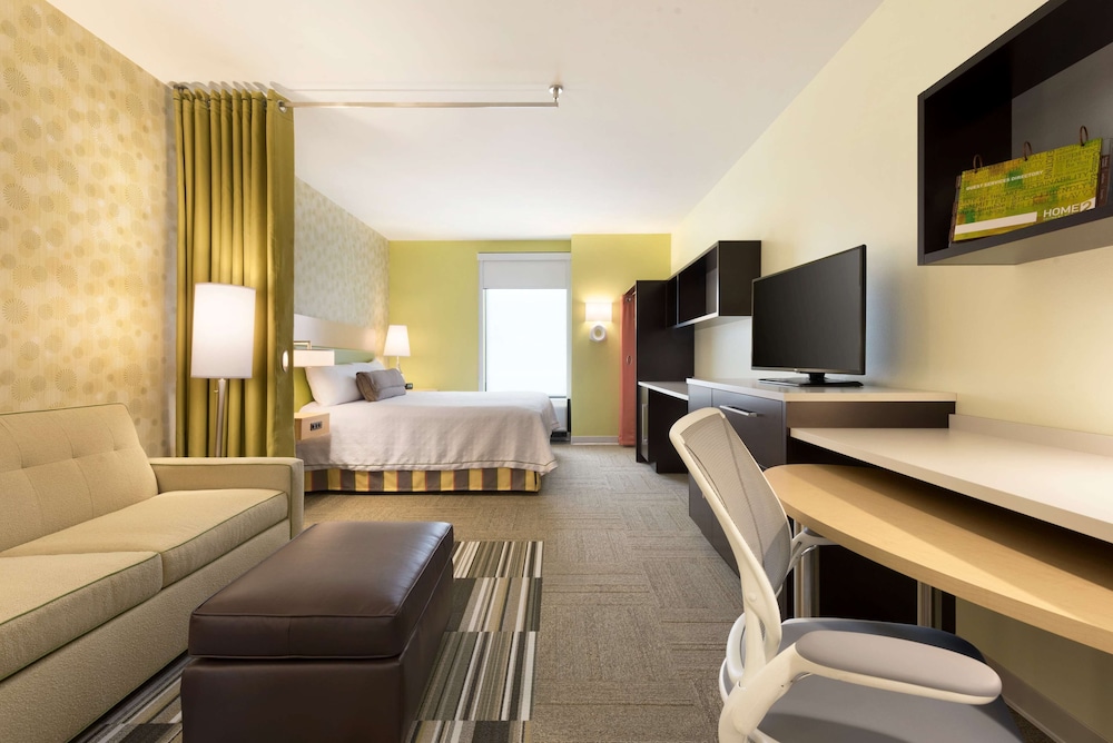 Studio, 1 King Bed, Accessible (Roll-in Shower)