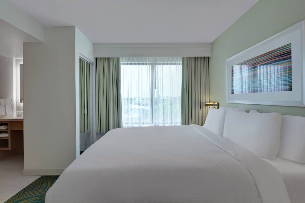 Suite, 1 King Bed with Sofa bed (Pure) - Photo 4