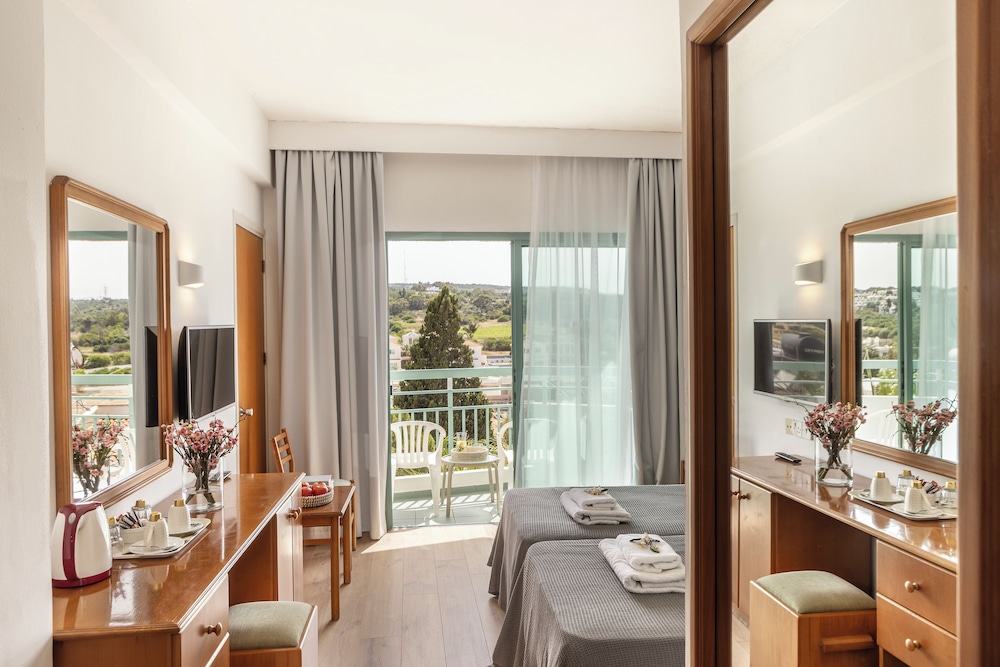 Double or Twin Room, Partial Sea View photo 2