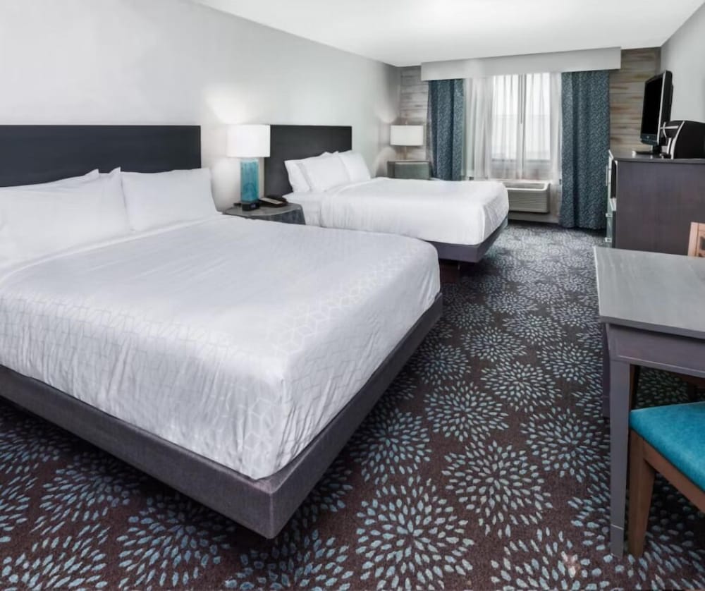 Standard Room, 2 Queen Beds, Pool View - Photo 3