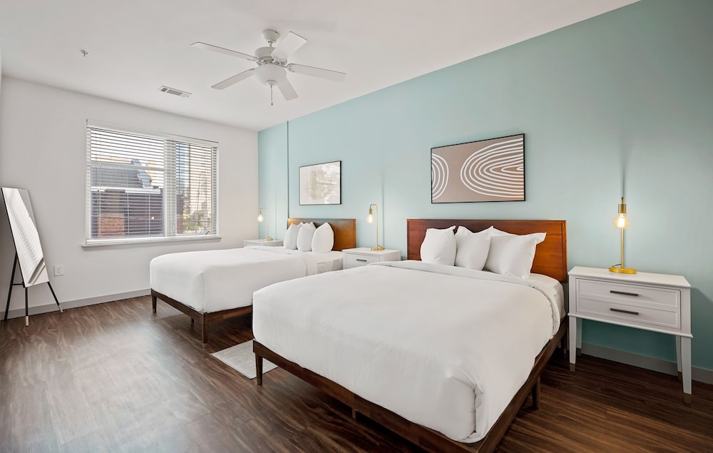 Dual Queen Suite with Balcony photo 1