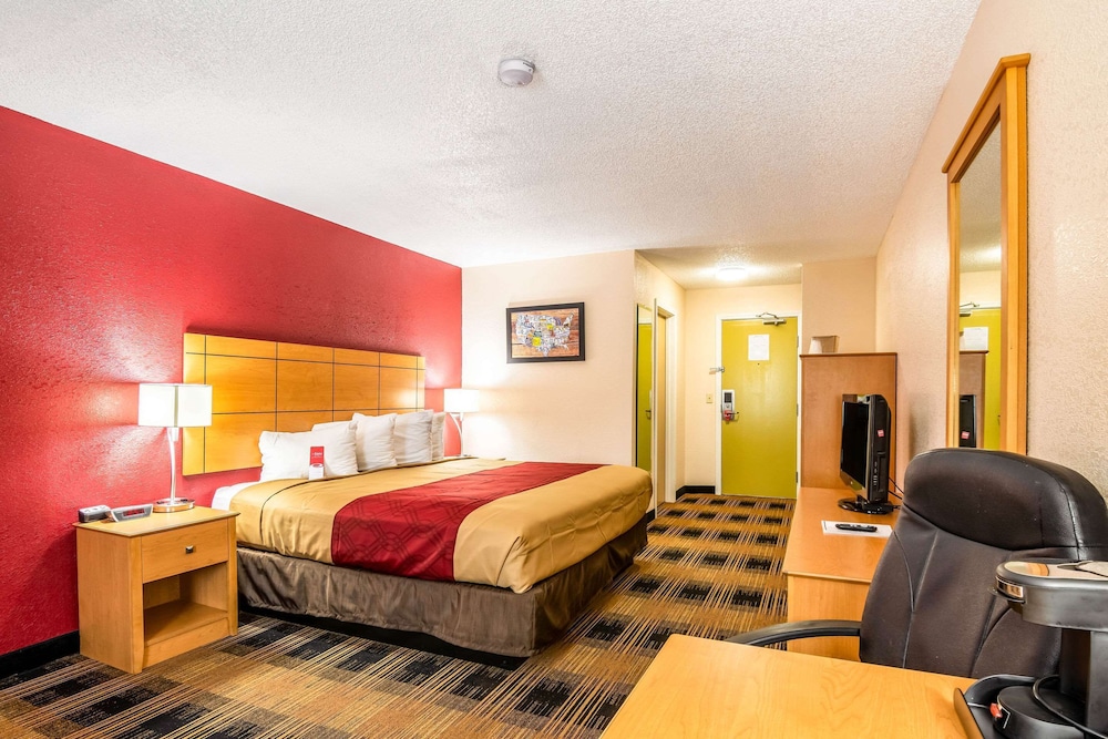 Standard Room, 1 King Bed, Non Smoking - Photo 3