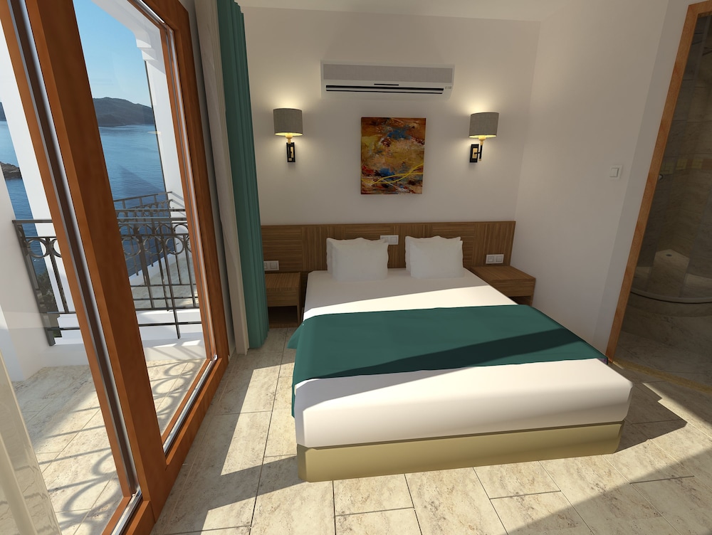 Standard Double or Twin Room, Balcony, Partial Sea View photo 2