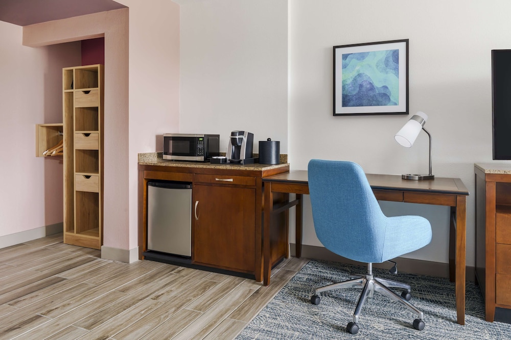 Queen Room Mobility - Hearing Access with Shower