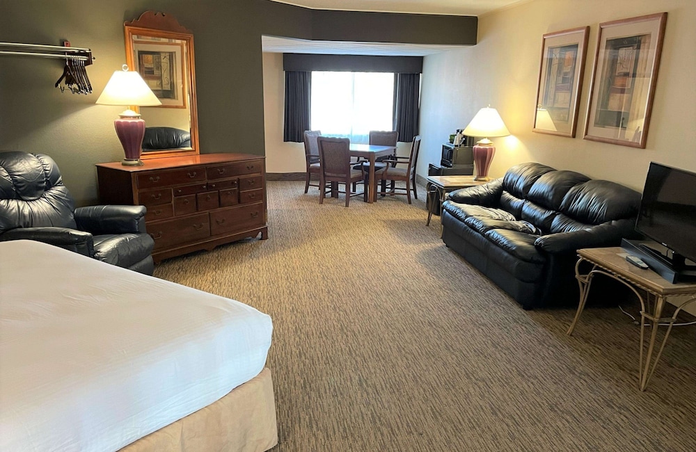 Suite, 1 King Bed, Non Smoking, Refrigerator & Microwave photo 3