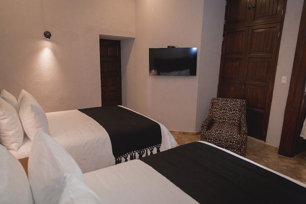 Standard Double Room (Frente a Terraza) - Photo 9