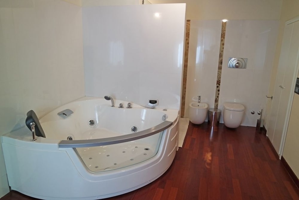 Luxury Suite, Jetted Tub photo 2