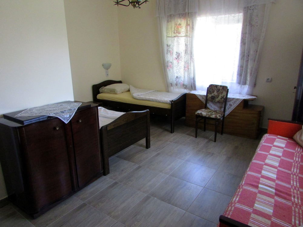 Classic Room, 3 Twin Beds, Private Bathroom (A) photo 3