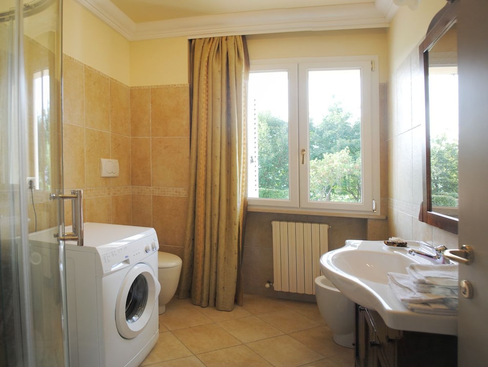 Deluxe Studio Suite, 5 Bedrooms, Accessible, Pool View (Children Up To 12 Free) photo 3