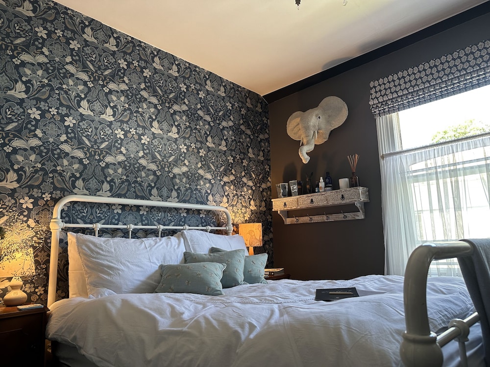 Comfort Double Room, Shared Bathroom, Courtyard View (South Western Main House) photo 2