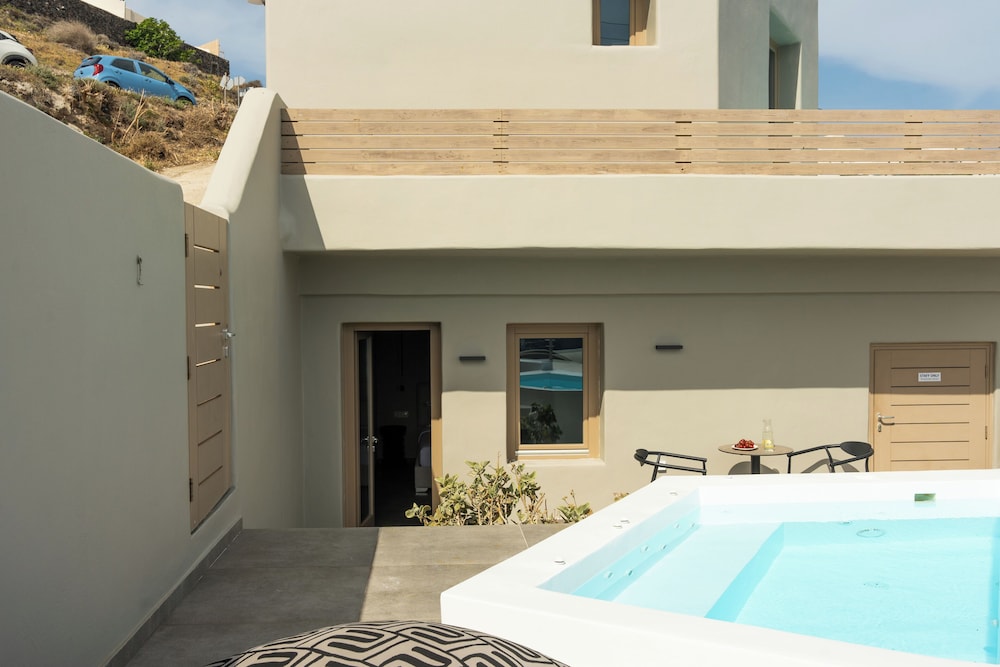 Deluxe Suite with Private Heated Plunge Pool and Caldera View