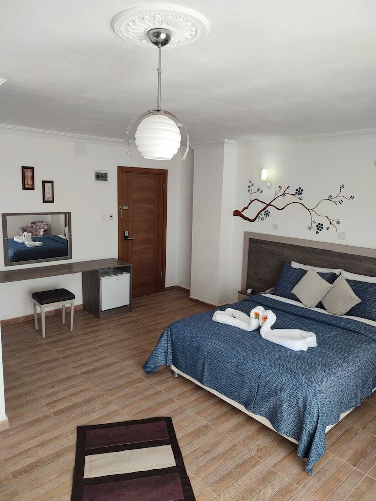 Basic Triple Room photo 2