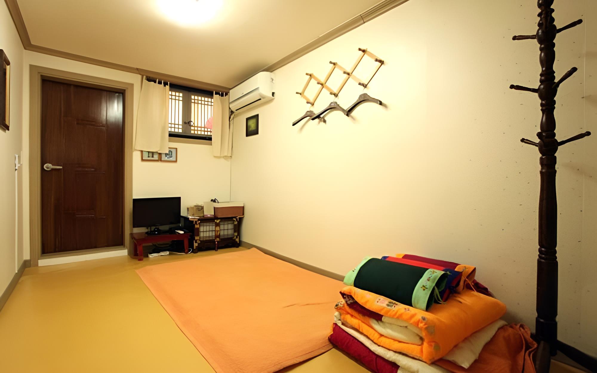 Room (Own room)