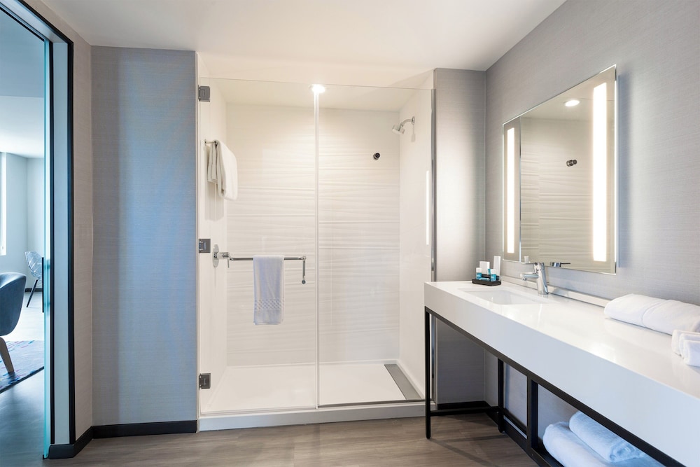 aloft, Suite, 1 King Bed, Bay View - Photo 8