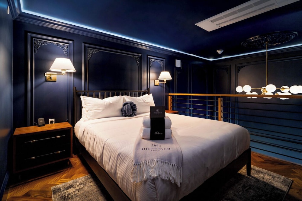 Lofted Queen Suite-Room 7