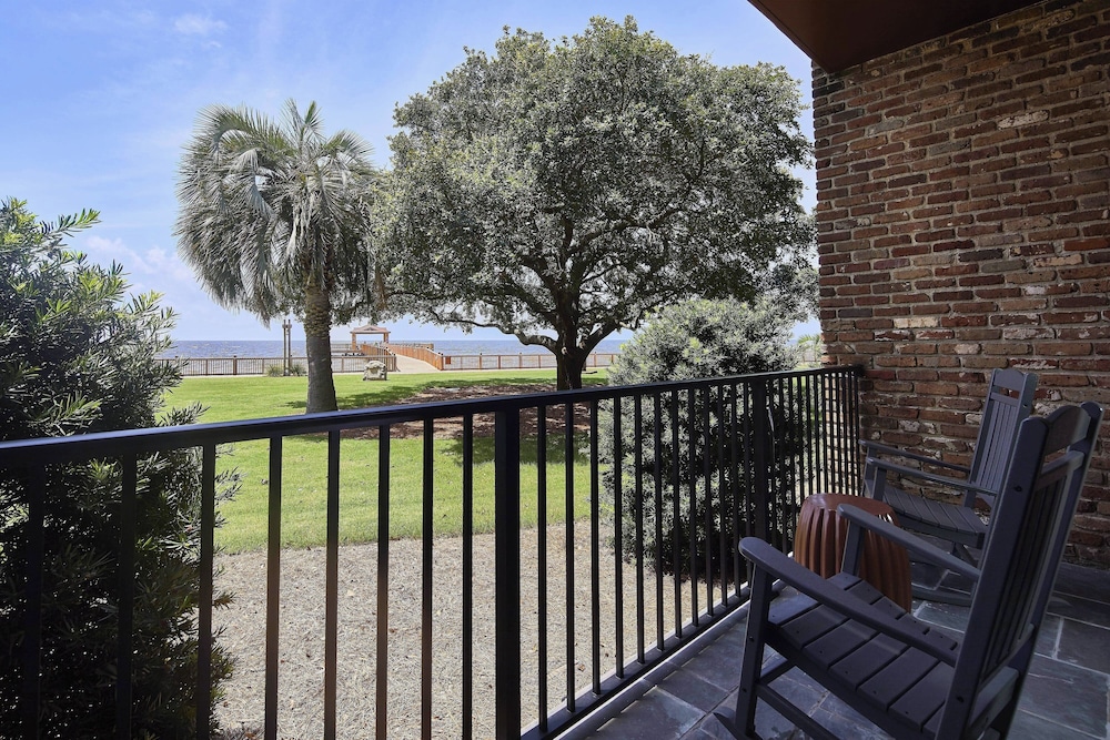 Grand Room, 1 King Bed, Balcony, Bay View (Hearing Accessible) - Photo 4