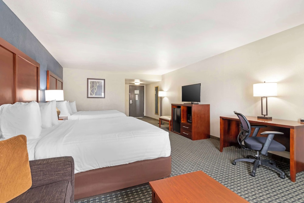 Standard Room, Multiple Beds, Non Smoking, Refrigerator & Microwave - Photo 3